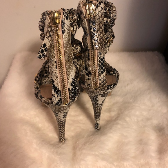 Beautiful  chain detailed Colin Stuart  Heels 👠 - Picture 7 of 7